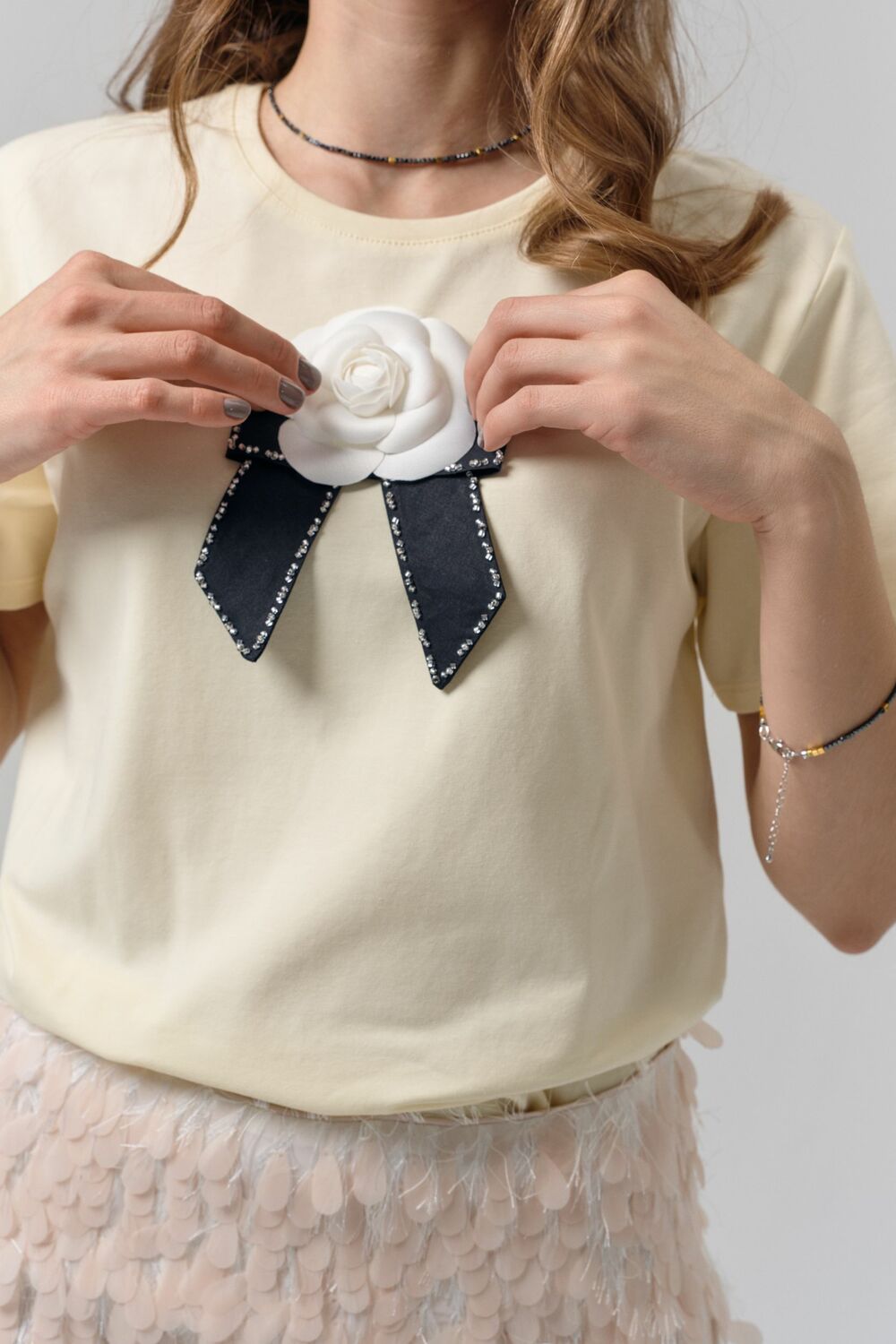 Футболка с камелией в стиле Chanel сливочная