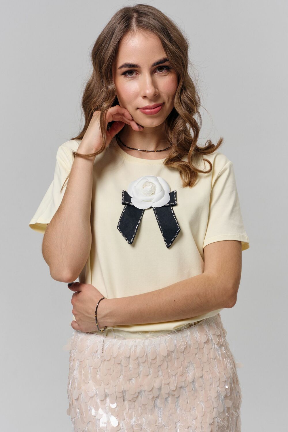 Футболка с камелией в стиле Chanel сливочная