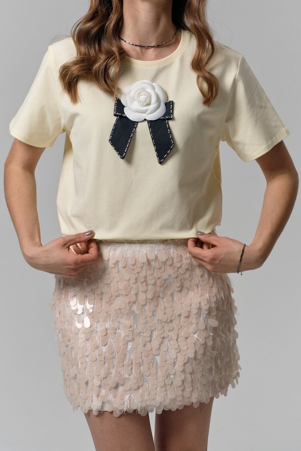 Футболка с камелией в стиле Chanel сливочная