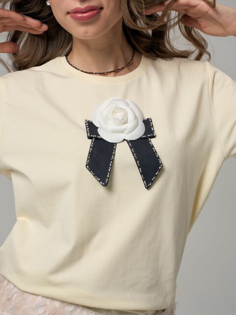 Футболка с камелией в стиле Chanel сливочная