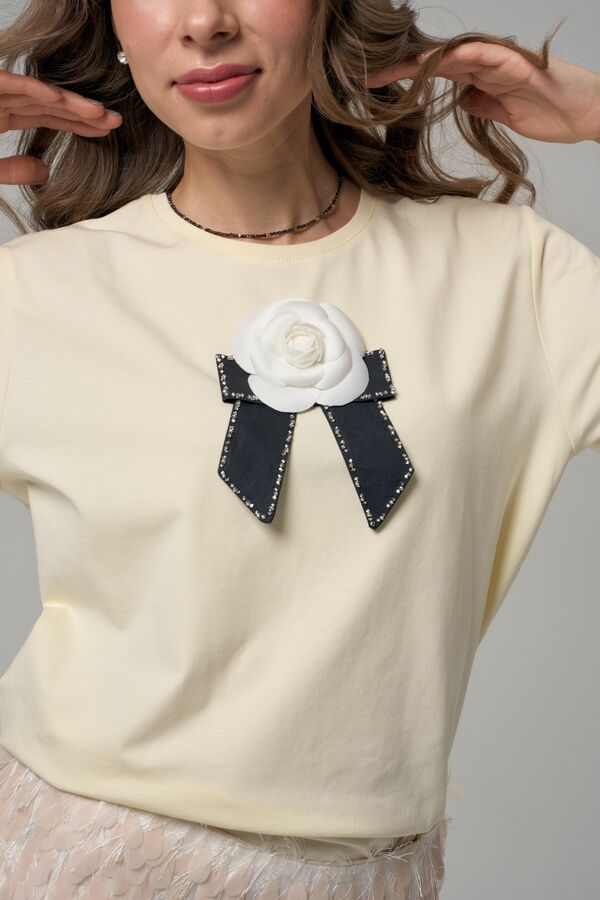 Футболка с камелией в стиле Chanel сливочная