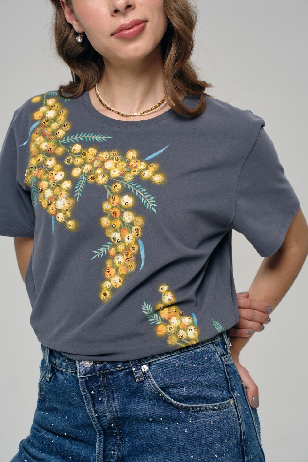 Футболка с мимозой графитовая