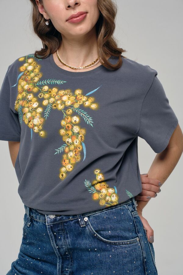 Футболка с мимозой графитовая