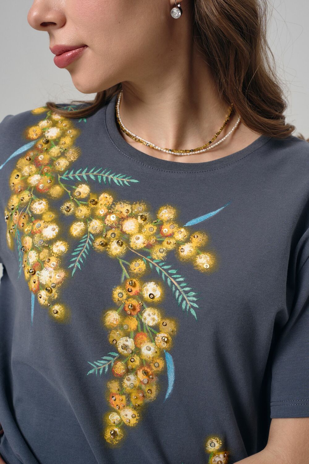 Футболка с мимозой графитовая