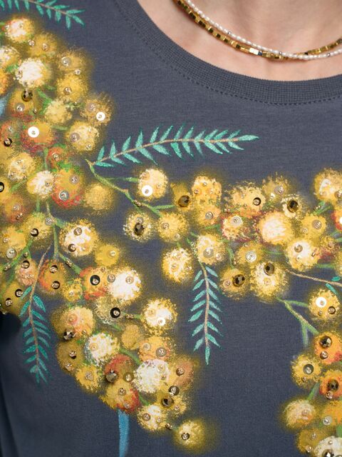 Футболка с мимозой графитовая