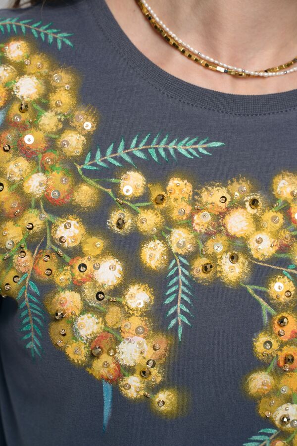 Футболка с мимозой графитовая