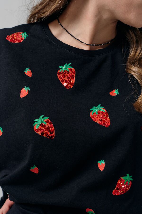 Чёрная футболка с клубниками 