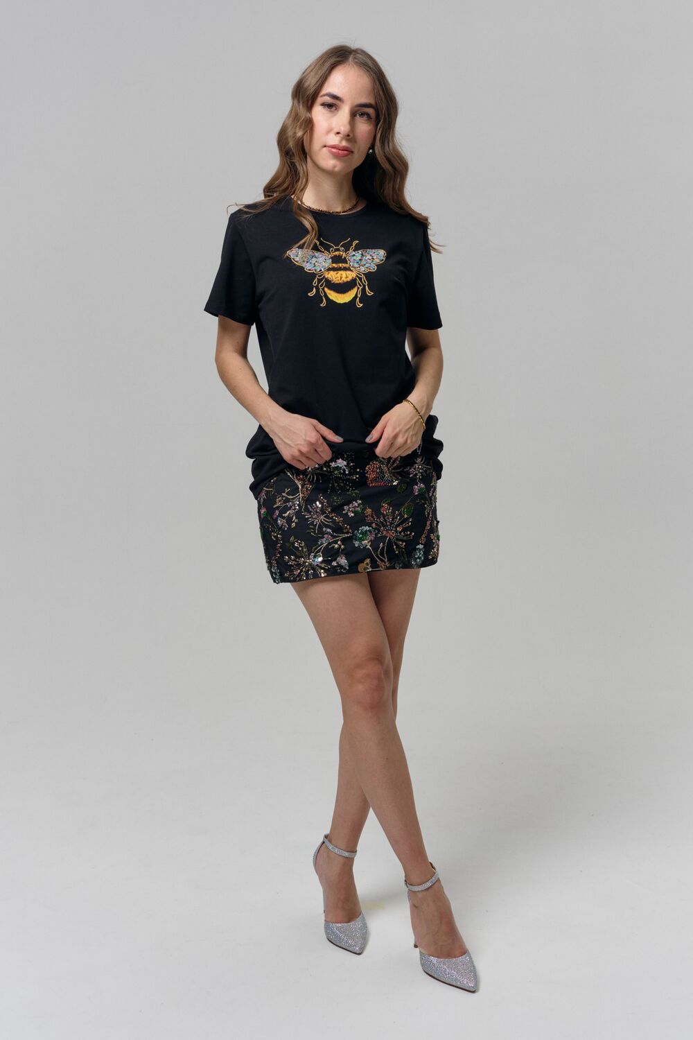 Футболка со шмелем черная