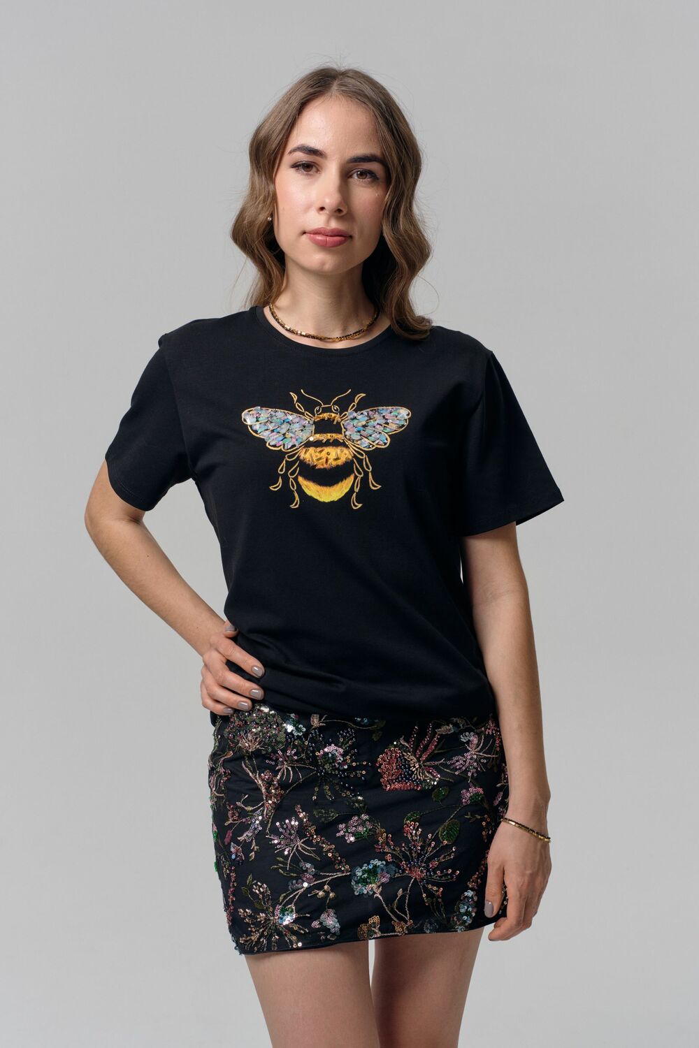 Футболка со шмелем черная