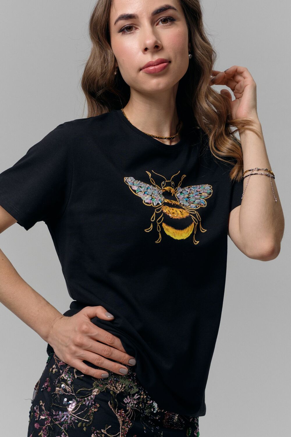 Футболка со шмелем черная
