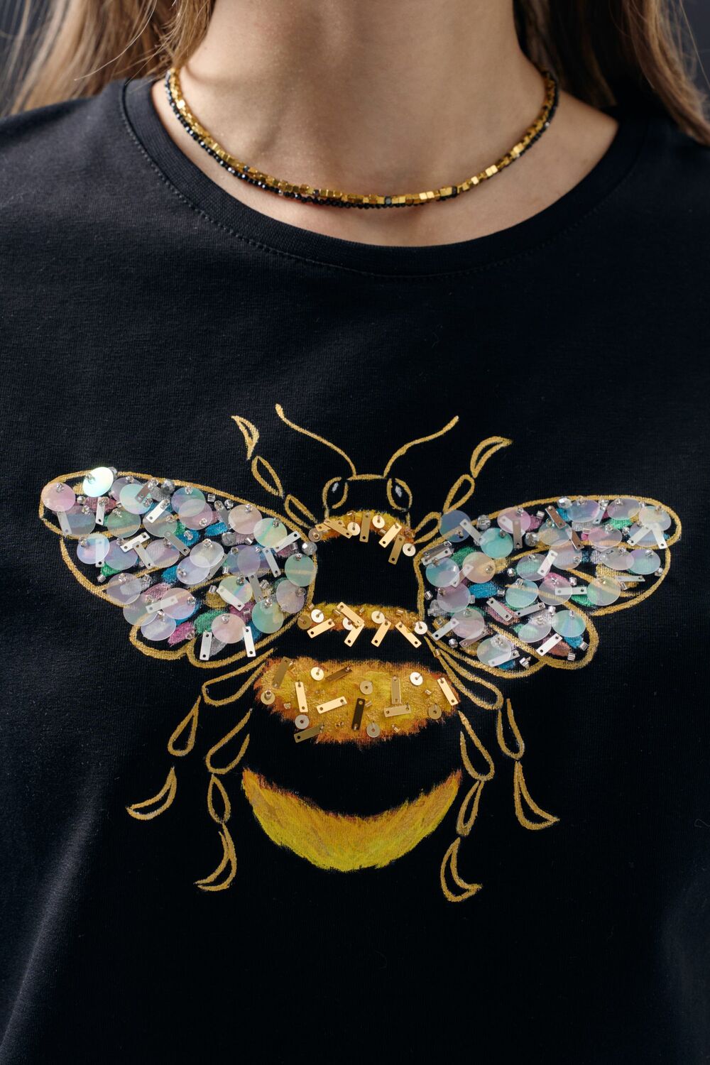 Футболка со шмелем черная