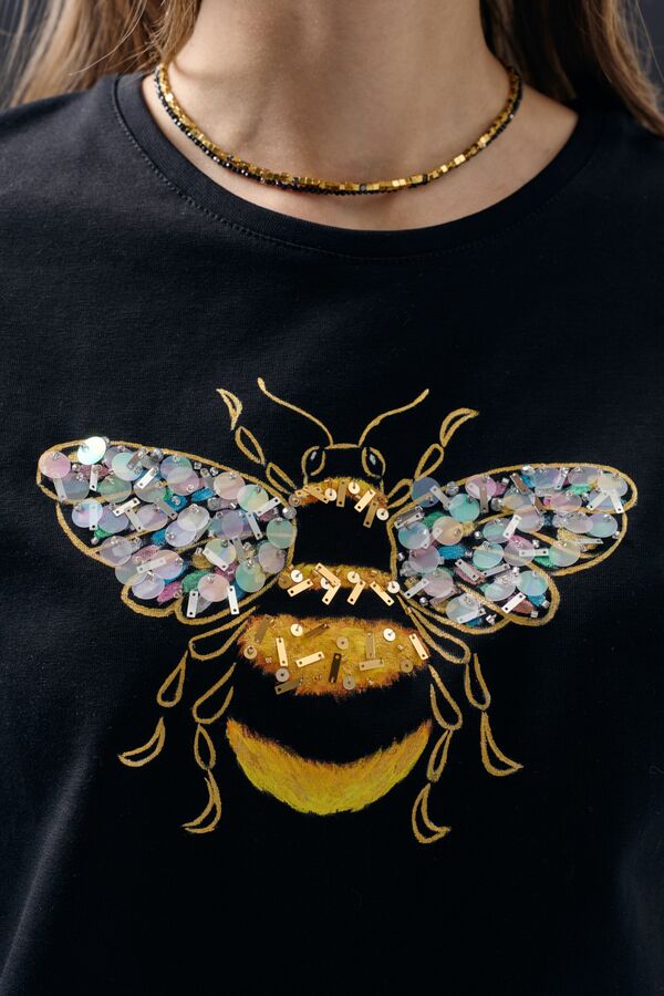 Футболка со шмелем черная