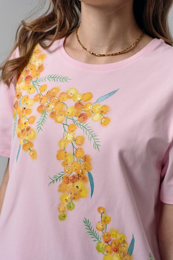 Розовая футболка с мимозой