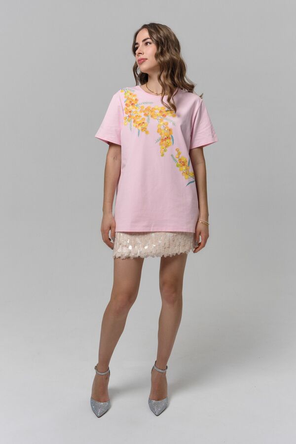 Розовая футболка с мимозой