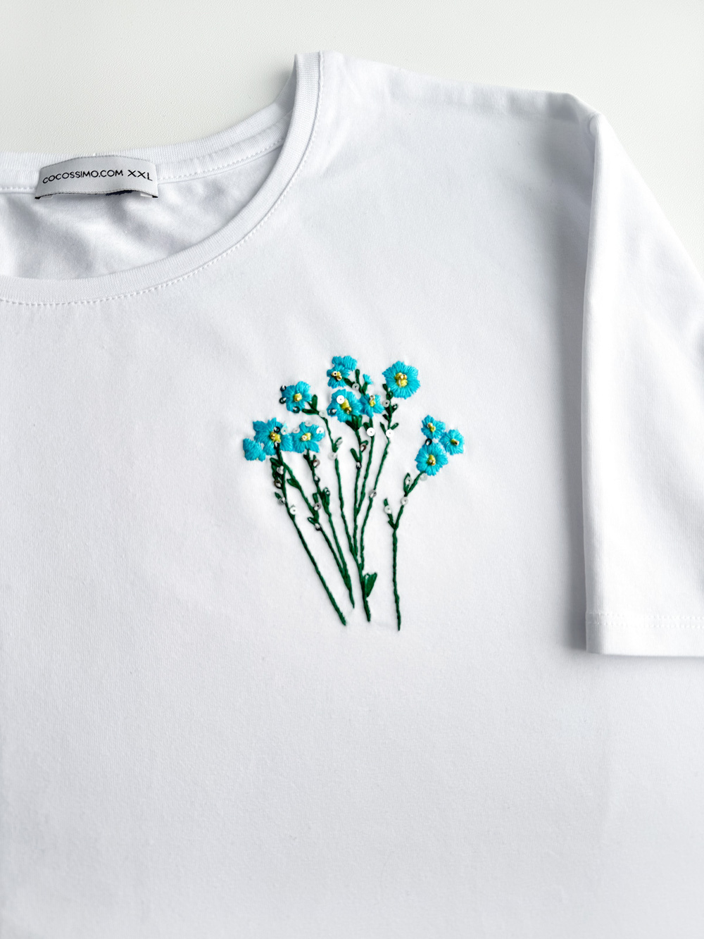 Футболка  незабудки с вышивкой мулине