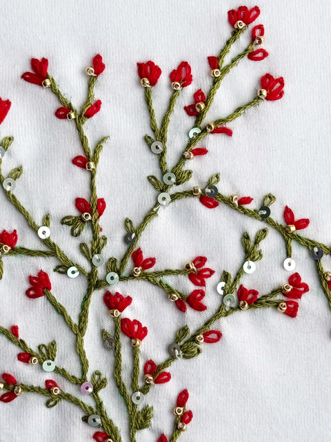 Футболка с цветочной вышивкой мулине