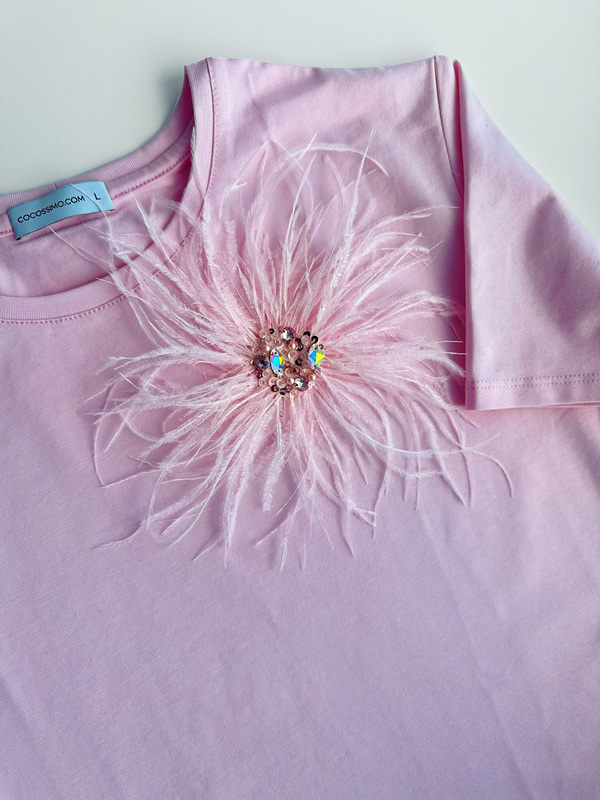 Розовая футболка с перьями