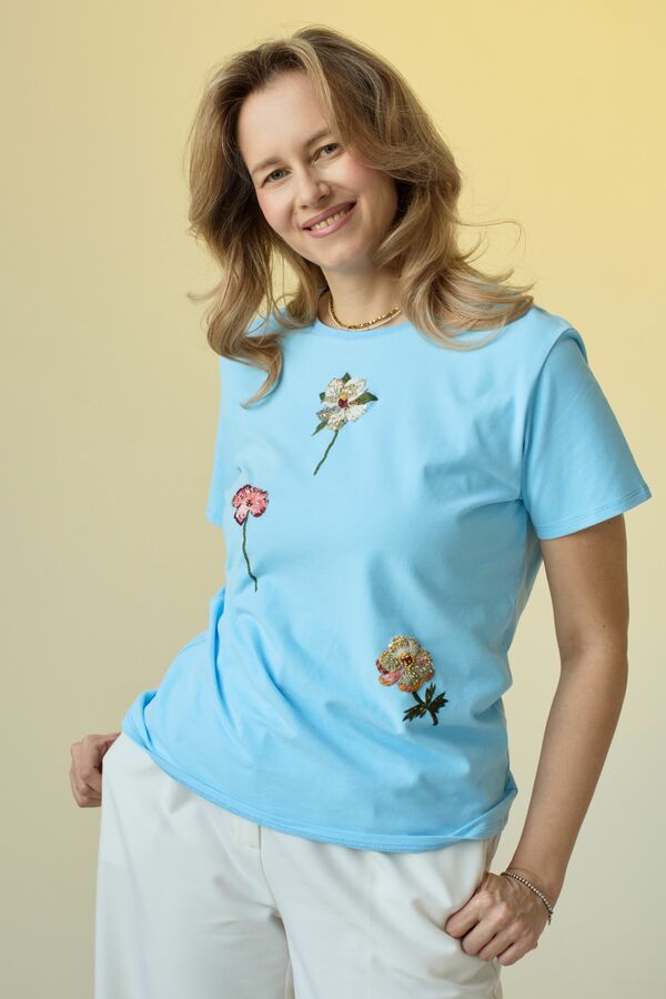 Футболка с цветочной вышивкой мулине