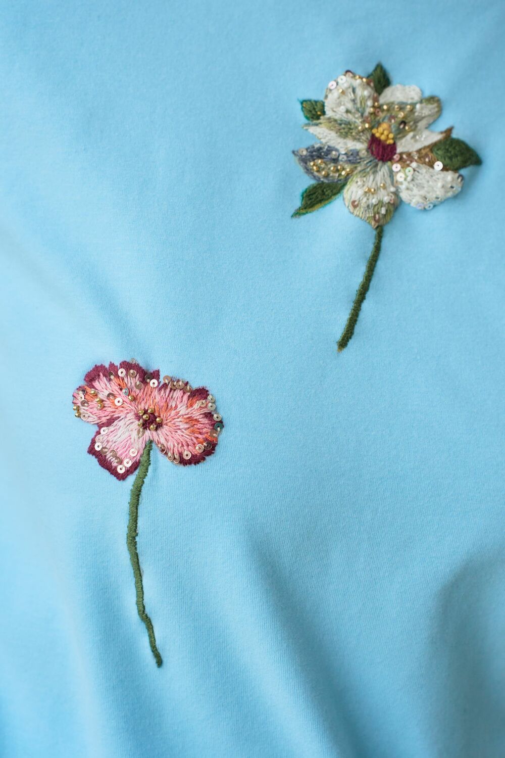 Футболка с цветочной вышивкой мулине