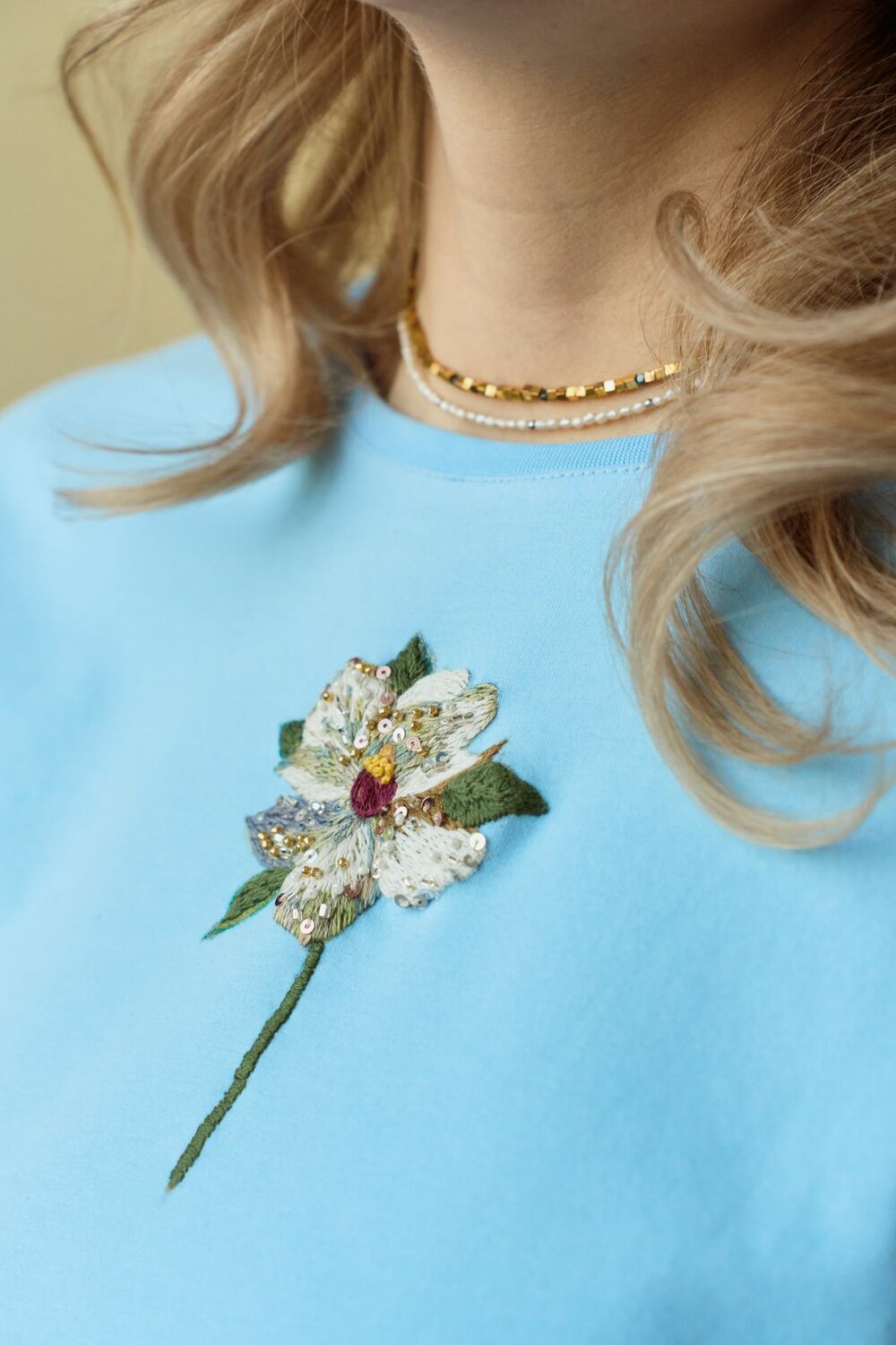 Футболка с цветочной вышивкой мулине