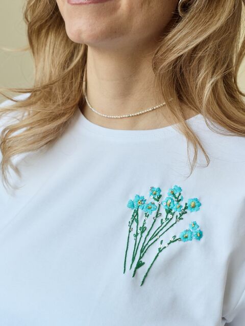 Футболка незабудки с вышивкой мулине