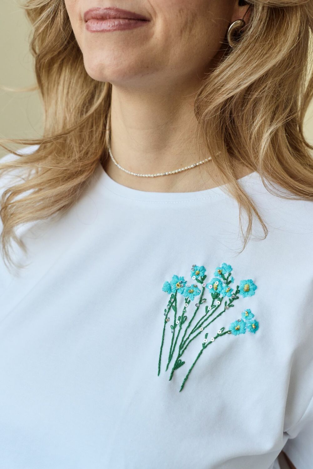 Футболка  незабудки с вышивкой мулине