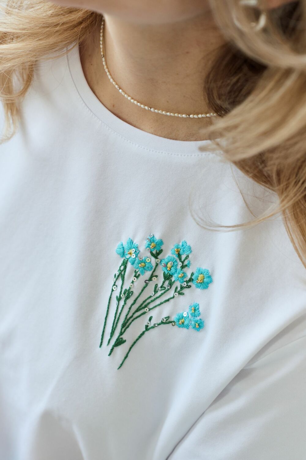 Футболка  незабудки с вышивкой мулине