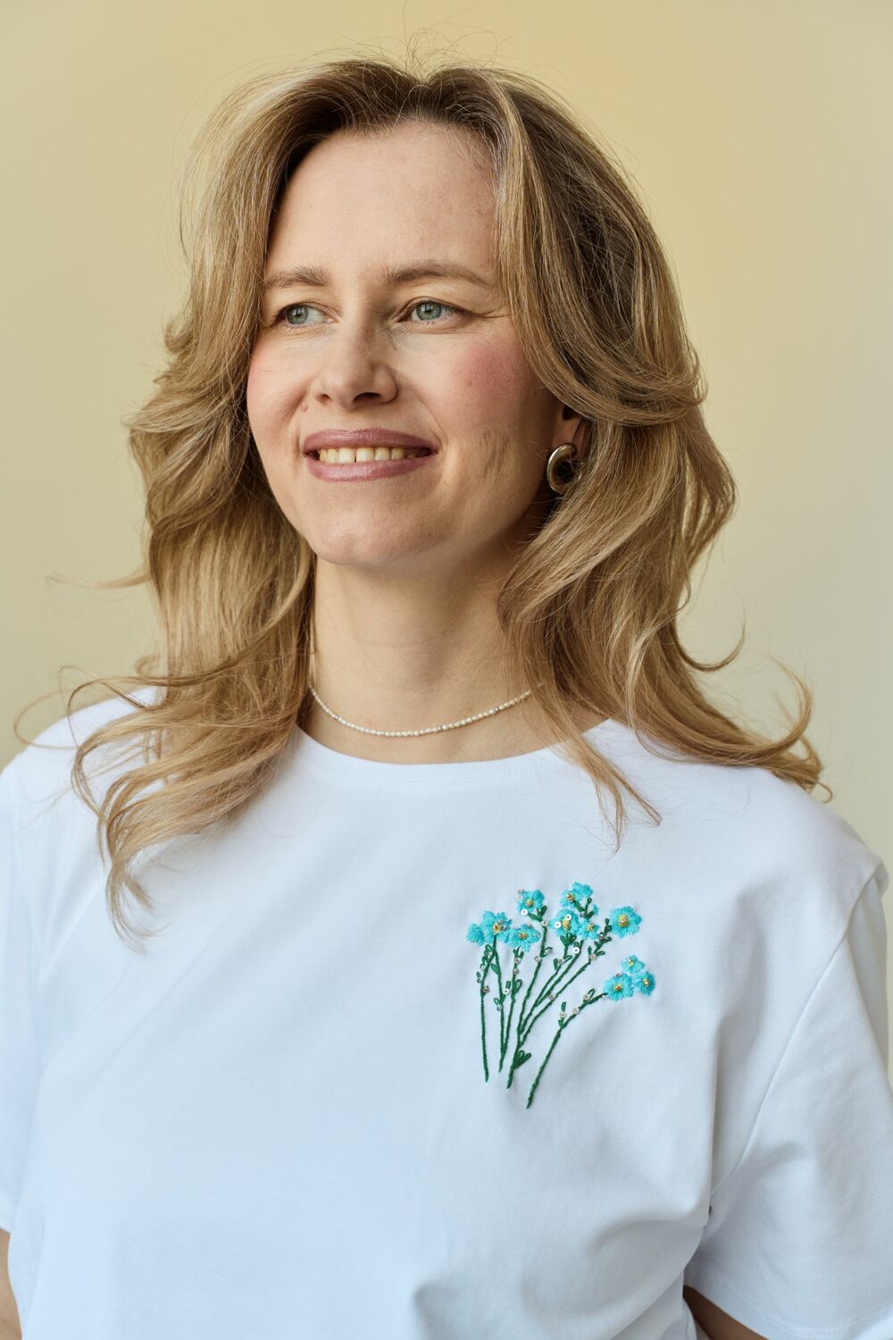 Футболка  незабудки с вышивкой мулине