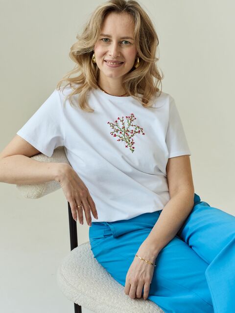 Футболка с цветочной вышивкой мулине
