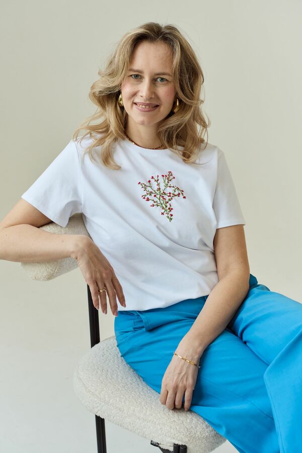 Футболка с цветочной вышивкой мулине