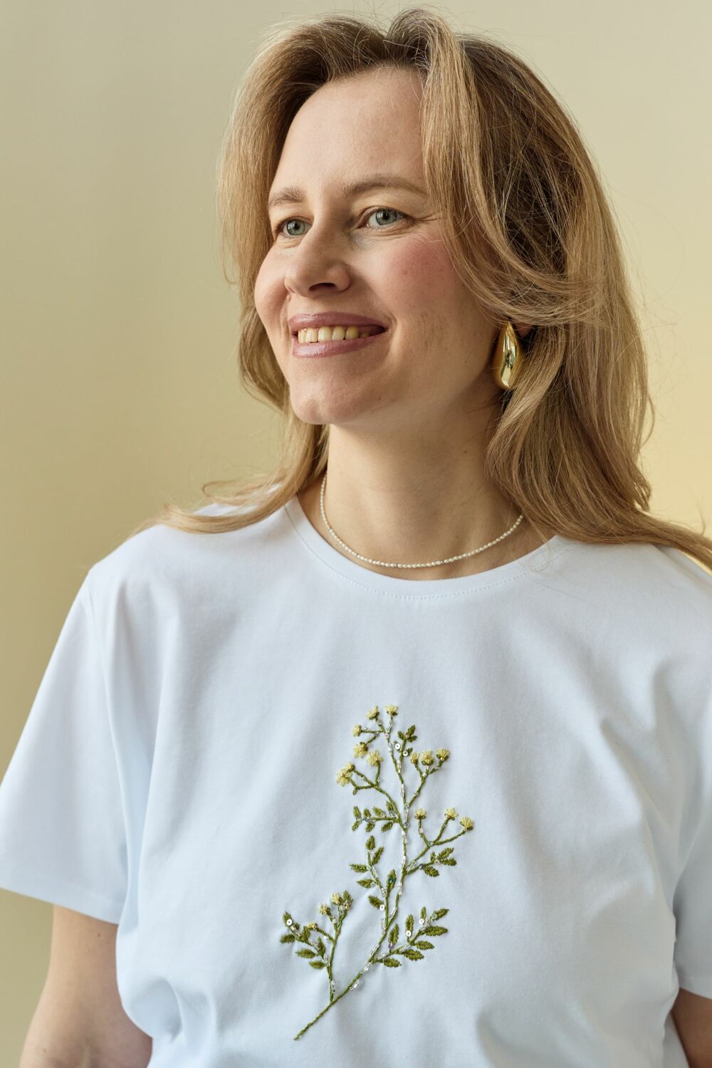 Футболка цветочной вышивкой мулине