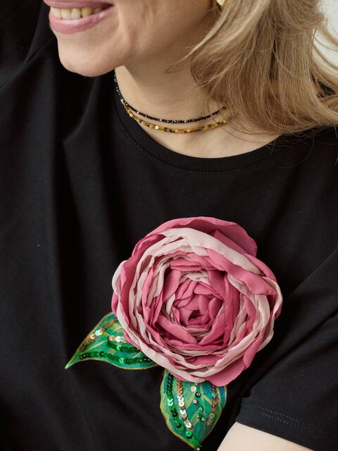 Футболка с пионом черная