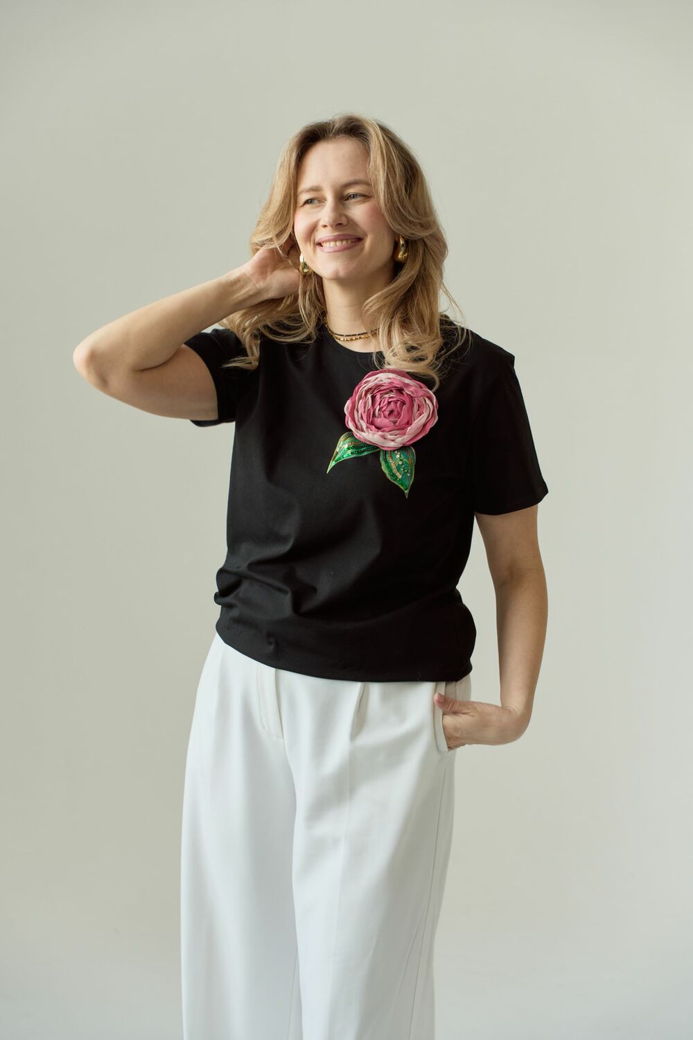 Футболка с пионом черная