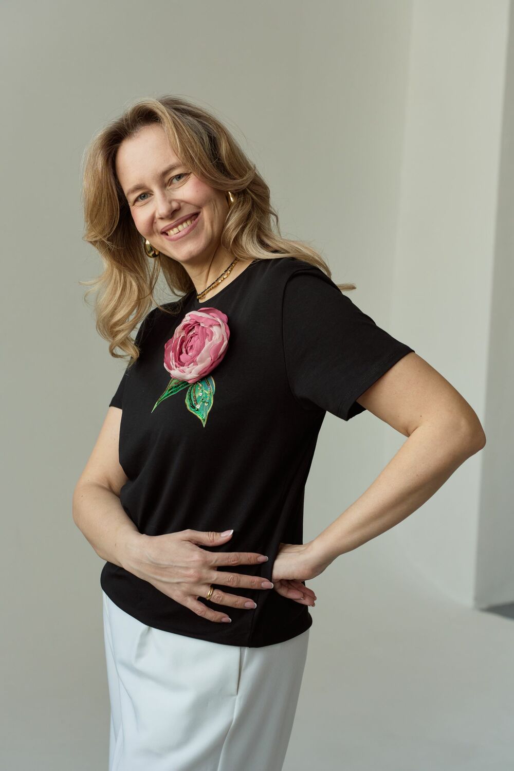 Футболка с пионом черная