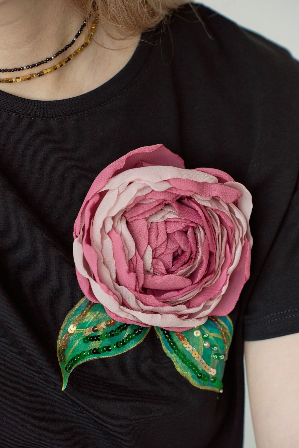 Футболка с пионом черная