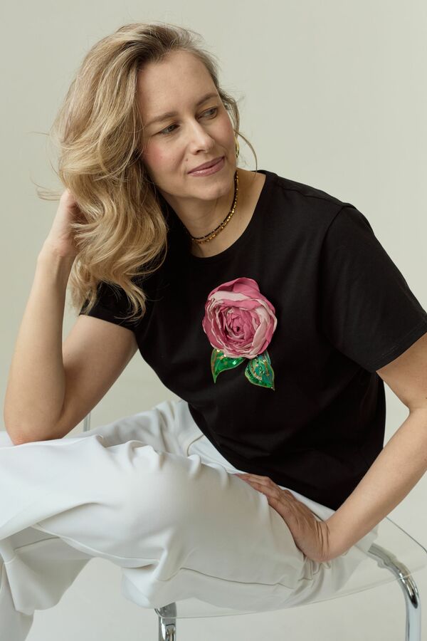 Футболка с пионом черная