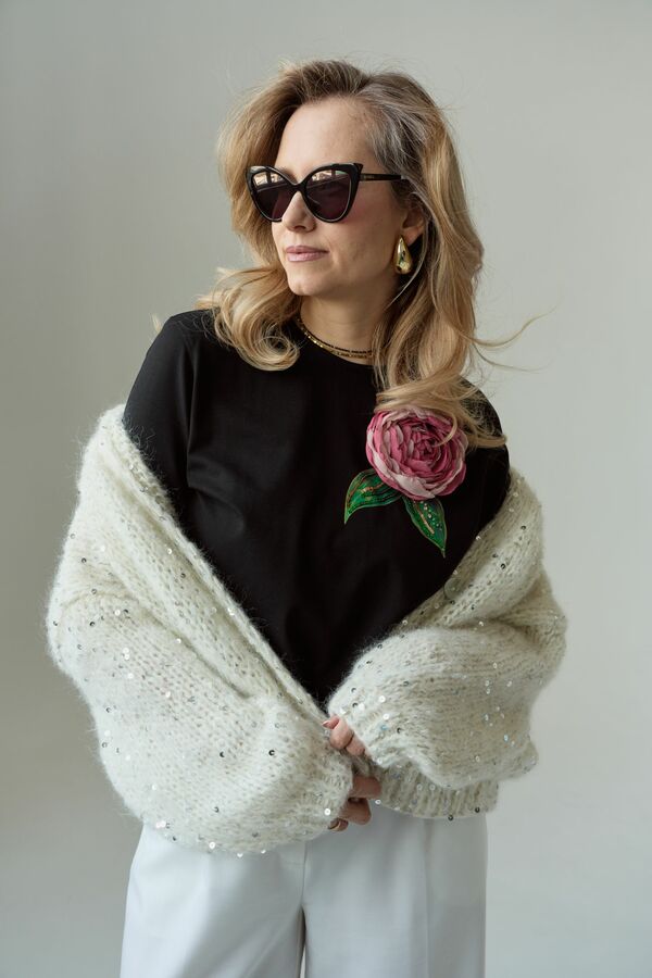 Футболка с пионом черная