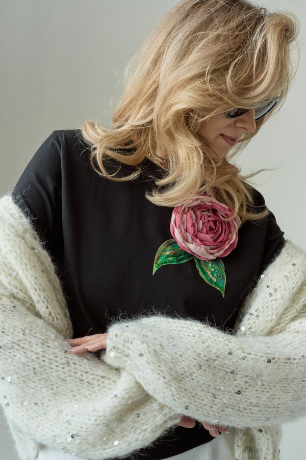 Футболка с пионом черная