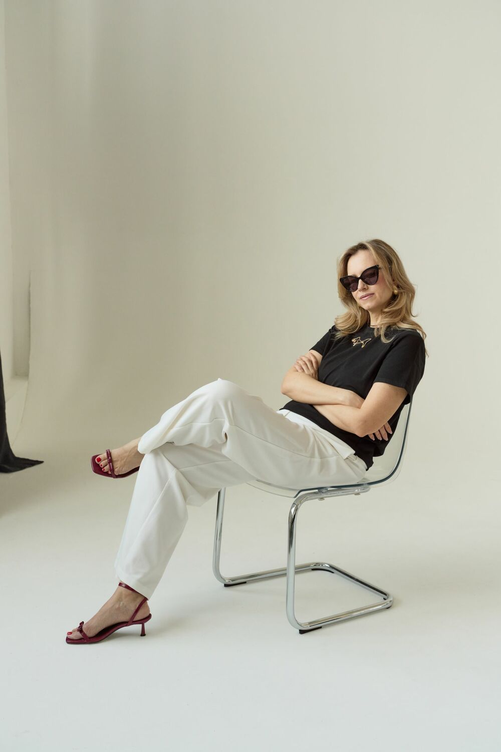 Футболка с вышивкой такса