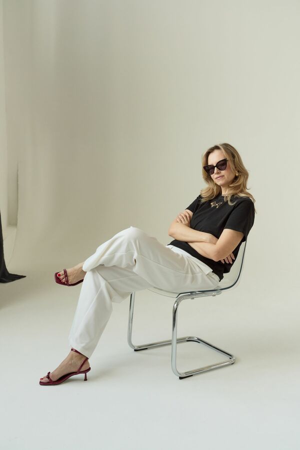 Футболка с вышивкой такса