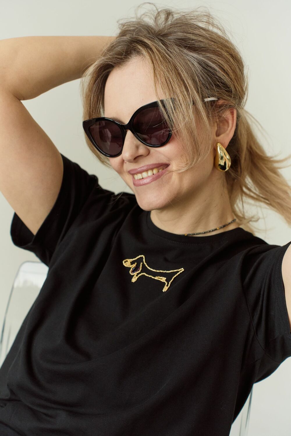 Футболка с вышивкой такса