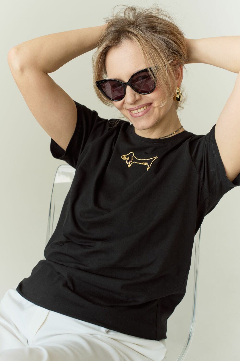 Футболка с вышивкой такса