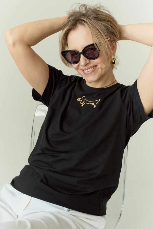 Футболка с вышивкой такса