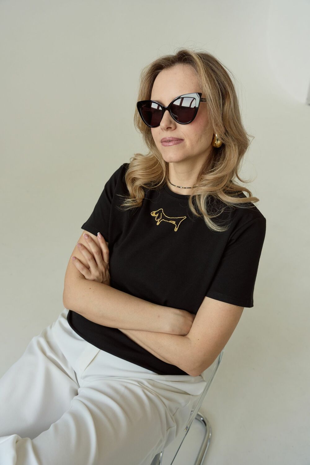 Футболка с вышивкой такса