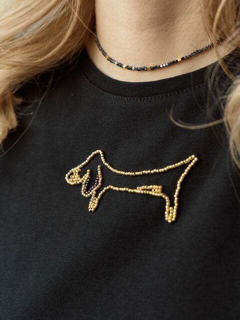 Футболка с вышивкой такса