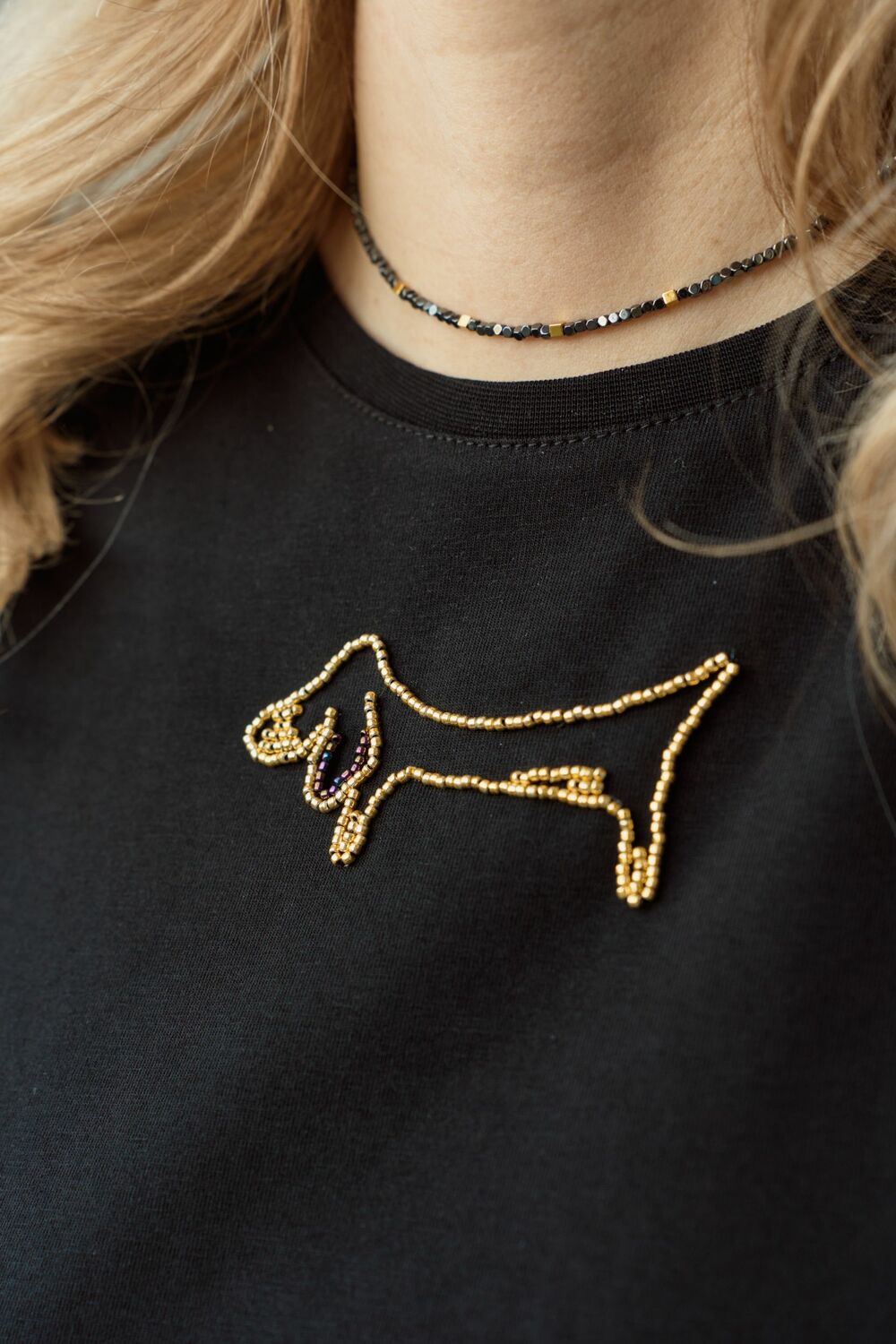 Футболка с вышивкой такса