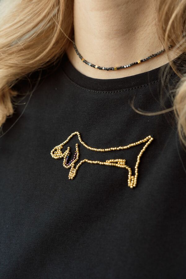 Футболка с вышивкой такса