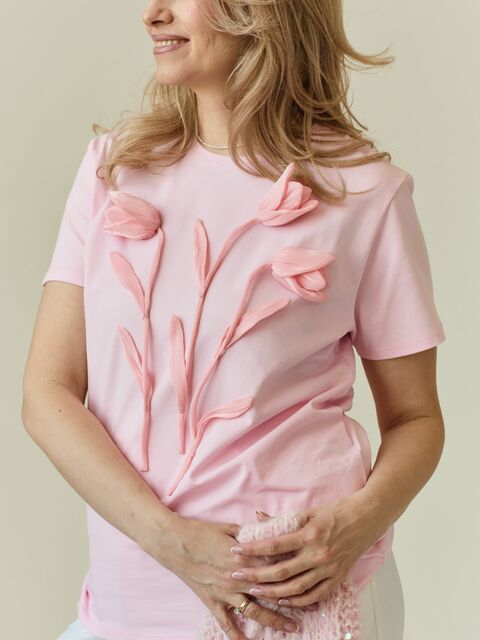 Футболка розовая с тюльпанами