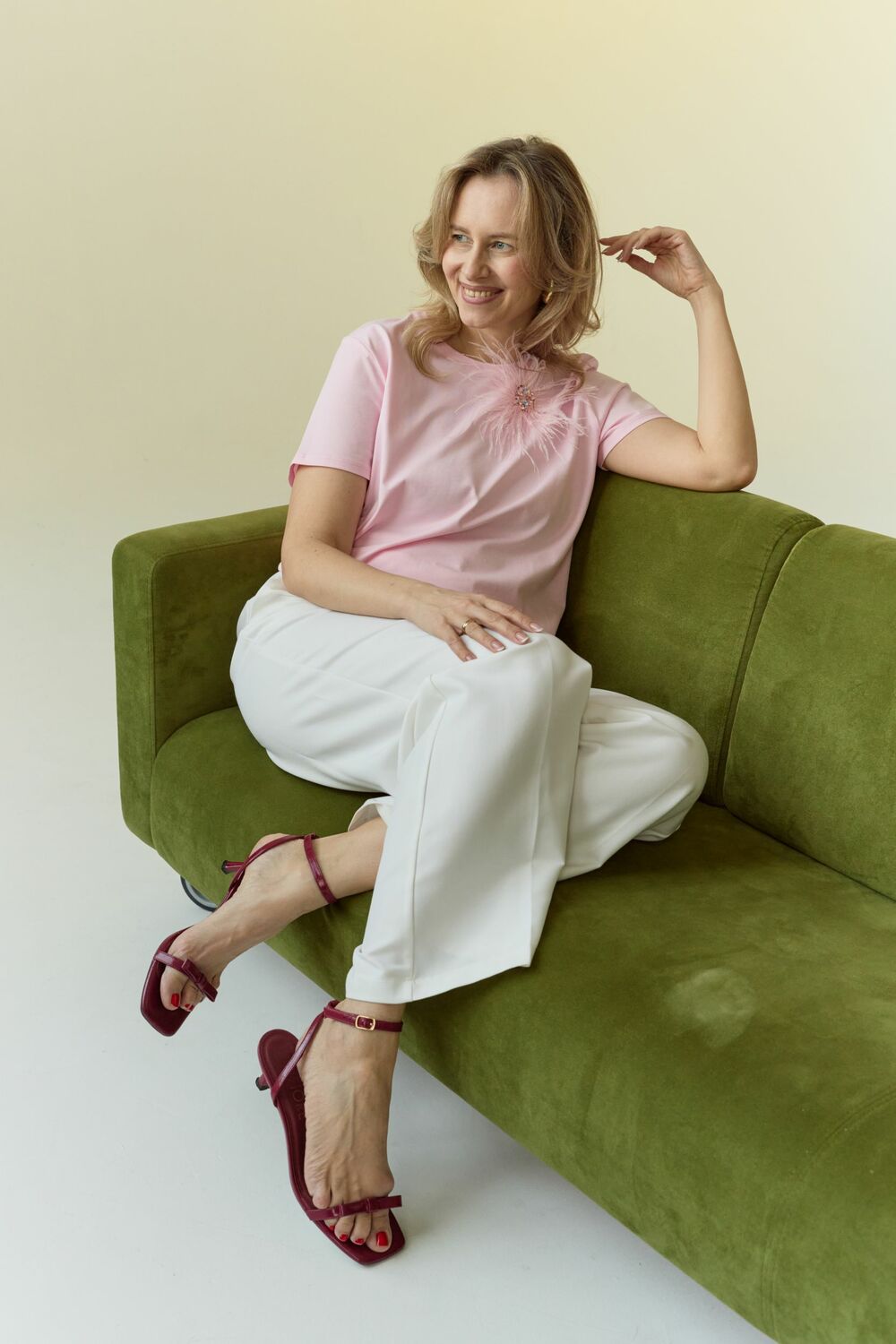 Розовая футболка с перьями