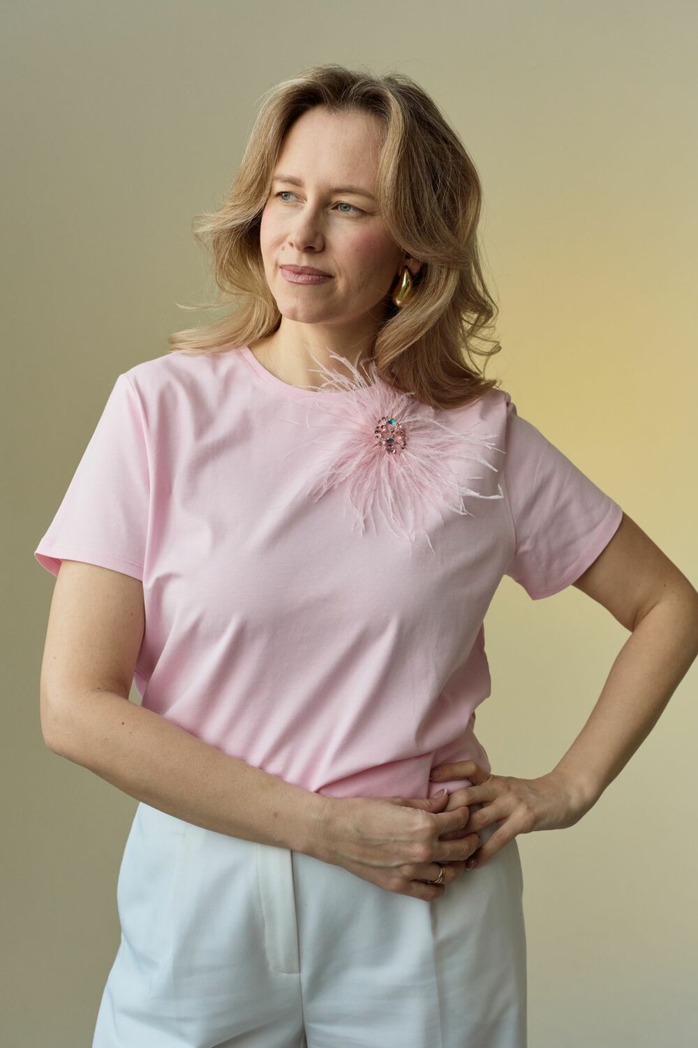 Розовая футболка с перьями